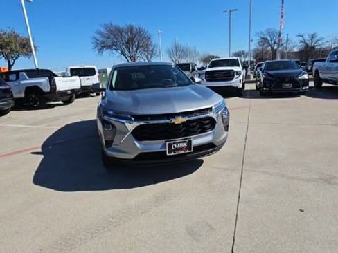 Used 2024 Chevrolet Trax LS w/ LS Convenience Package image 2