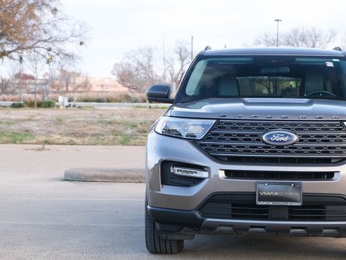 Used 2021 Ford Explorer XLT w/ Equipment Group 202A image 4