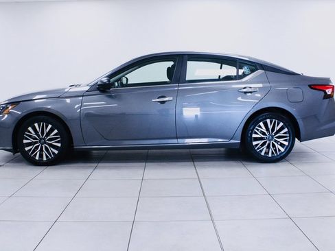 Used 2025 Nissan Altima 2.5 SV image 2