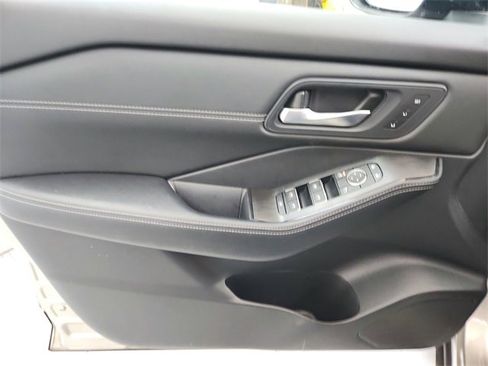 Used 2025 Nissan Rogue SL w/ Tech Package image 34