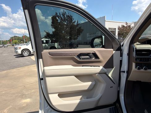 Used 2025 GMC Yukon Denali w/ Sun & Power Step Package AWD/4WD image 10