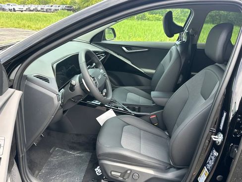 New 2025 Kia Niro EX Touring image 9