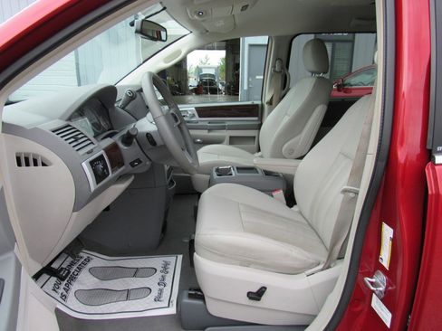 Used 2010 Chrysler Town & Country Touring FWD image 13