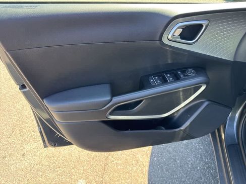 Used 2023 Kia Soul LX w/ LX Technology Package image 7