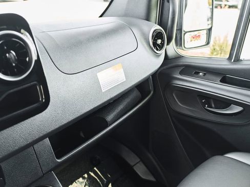 Used 2025 Mercedes-Benz Sprinter 2500 image 32