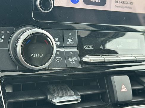 Used 2023 Toyota Highlander XLE image 29