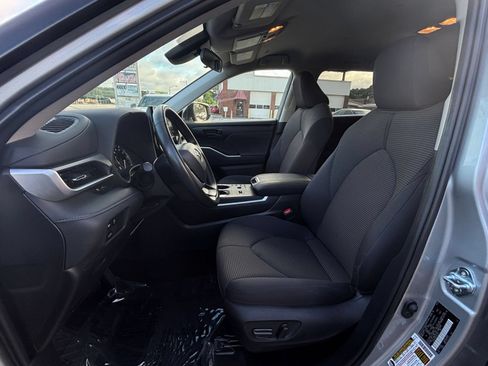 Used 2025 Toyota Highlander LE FWD image 29