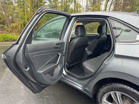 Used 2024 Volkswagen Jetta SE image 9