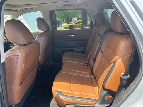 Used 2024 Nissan Pathfinder Platinum AWD/4WD image 19