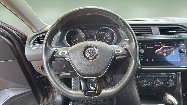 Used 2020 Volkswagen Tiguan SE w/ Panoramic Sunroof Package FWD image 12