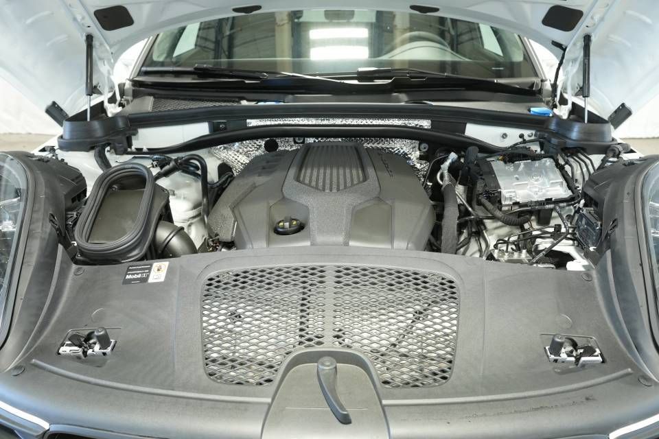 Certified 2026 Porsche Macan AWD/4WD image 30