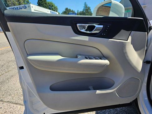 Used 2019 Volvo XC60 T5 Momentum w/ Premium Package FWD image 24