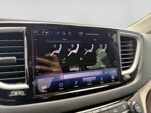 Used 2023 Chrysler Pacifica Touring-L FWD image 28