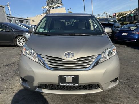 Used 2015 Toyota Sienna LE image 2