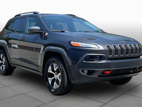 Used 2017 Jeep Cherokee Trailhawk AWD/4WD image 2
