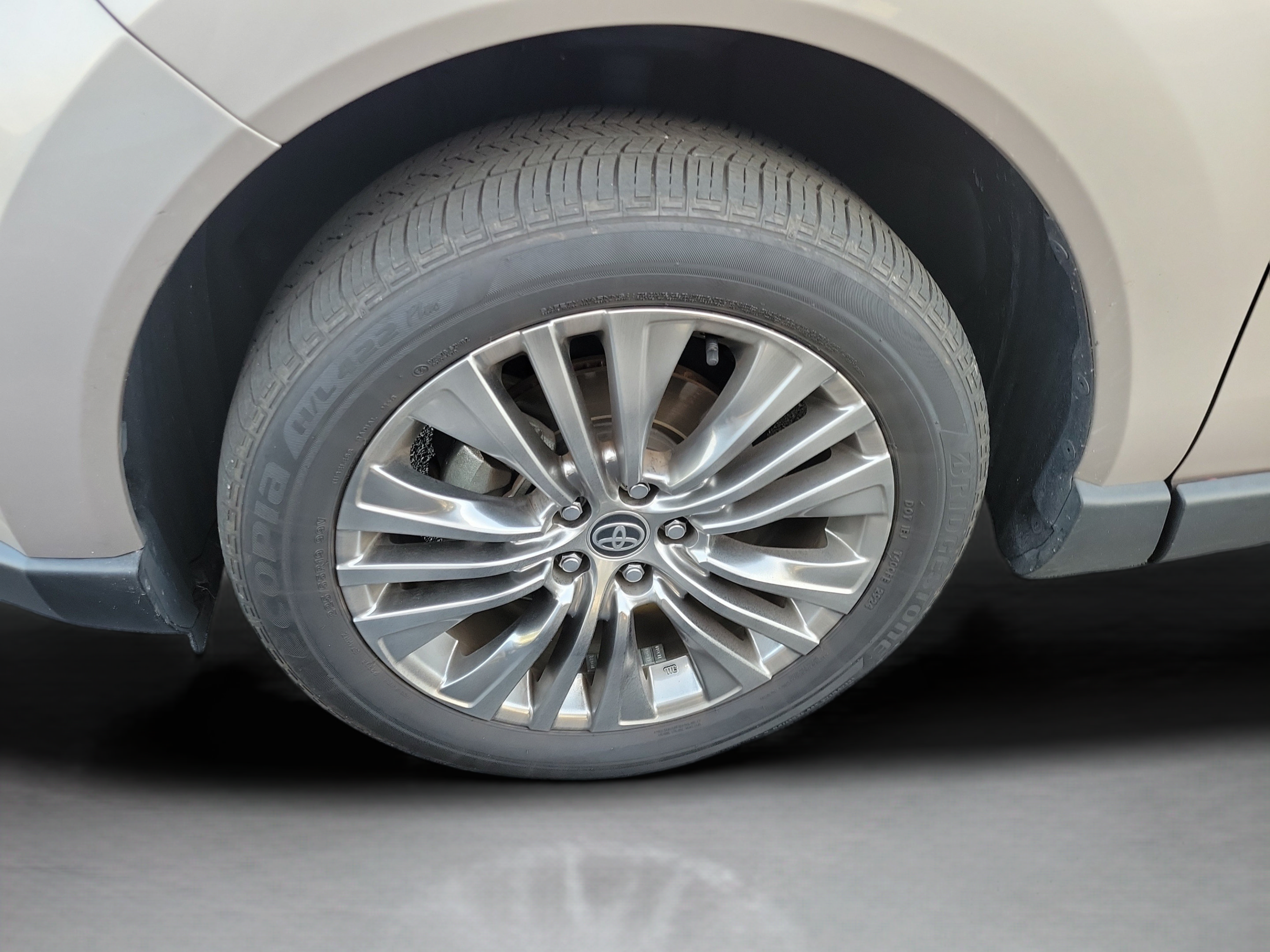 Used 2024 Toyota Venza Limited AWD/4WD image 30