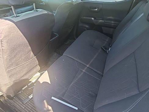 Used 2018 Toyota Tacoma TRD Sport AWD/4WD image 11