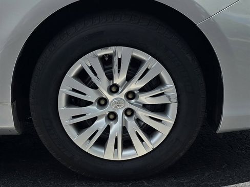 Used 2013 Toyota Camry LE image 34