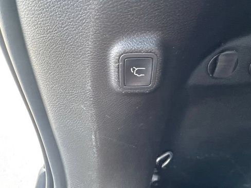 Used 2019 Jeep Cherokee Limited AWD/4WD image 13