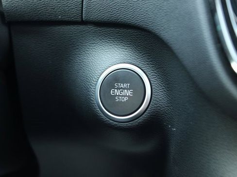 Used 2025 Volvo XC40 B5 Plus image 24