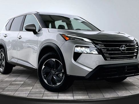 Used 2025 Nissan Rogue SV image 3