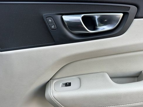 Used 2019 Volvo XC60 T6 Momentum w/ Premium Package image 18