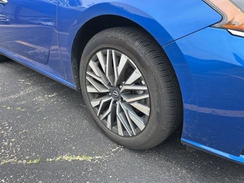Used 2025 Nissan Altima 2.5 SV FWD image 3