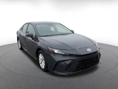 Used 2025 Toyota Camry LE image 3