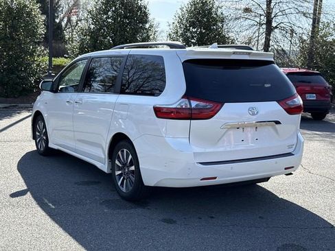 Used 2020 Toyota Sienna Limited Premium image 4