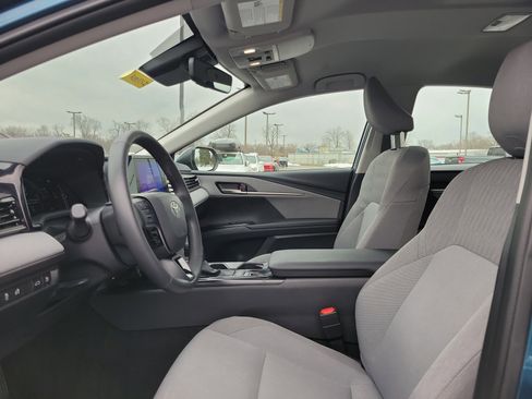 Used 2025 Toyota Camry LE w/ Convenience Package image 15