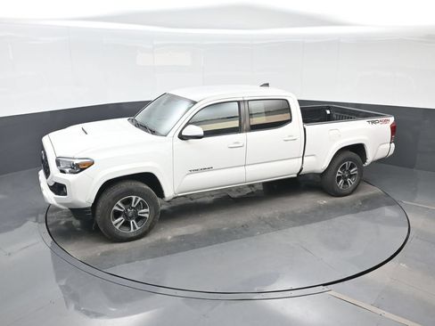 Used 2019 Toyota Tacoma TRD Sport AWD/4WD image 17