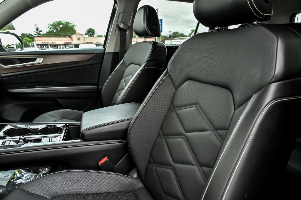 Used 2024 Volkswagen Atlas SE FWD image 16