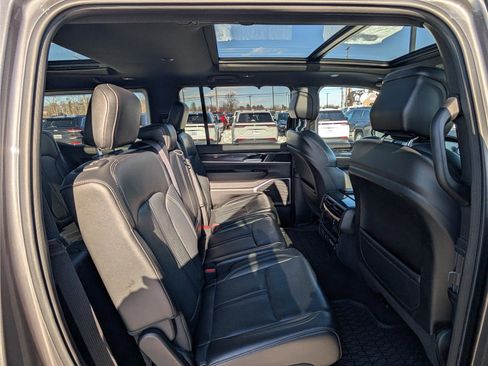 Used 2024 Jeep Wagoneer 4WD w/ Premium Group I image 11