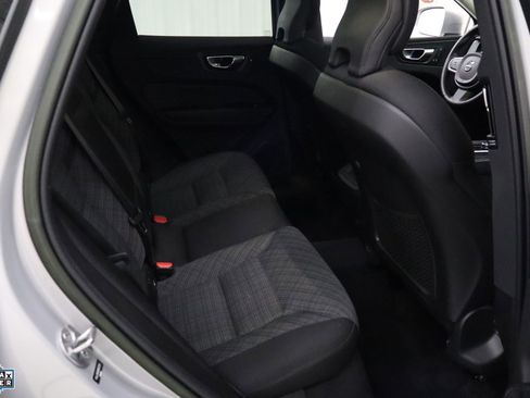 Used 2022 Volvo XC60 B5 Momentum image 28