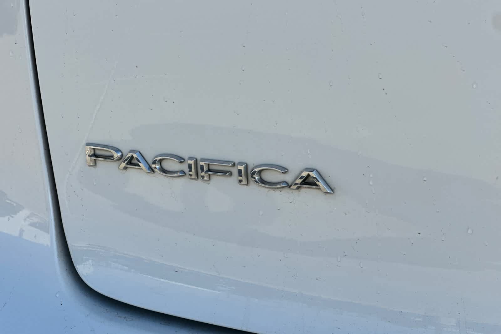 Used 2024 Chrysler Pacifica Limited FWD image 12