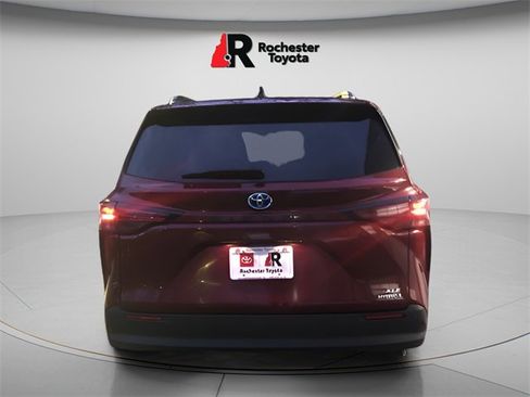 Used 2021 Toyota Sienna XLE image 5