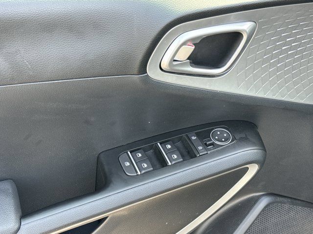 Used 2025 Kia Soul LX w/ LX Technology Package FWD image 17