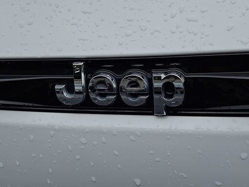 Used 2023 Jeep Grand Cherokee Limited AWD/4WD image 33