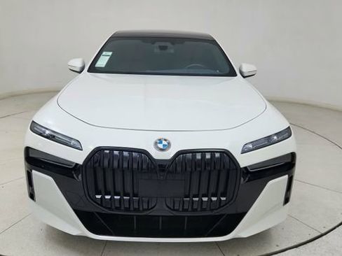 Used 2023 BMW 740i w/ Executive Package image 2