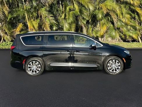 Used 2025 Chrysler Pacifica Pinnacle image 4