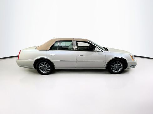 Used 2011 Cadillac DTS Luxury FWD image 4