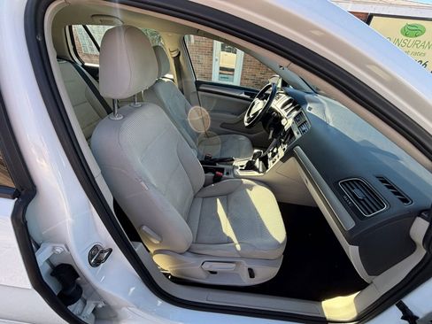 Used 2016 Volkswagen Golf S image 16