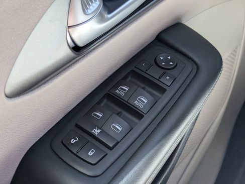 Used 2024 Chrysler Pacifica Touring-L FWD image 28