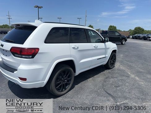 Used 2022 Jeep Grand Cherokee Laredo X image 4