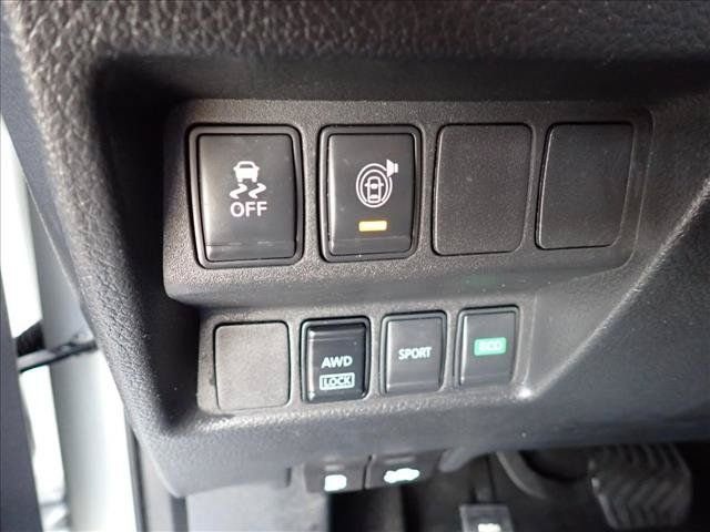 Used 2017 Nissan Rogue SV AWD/4WD image 14