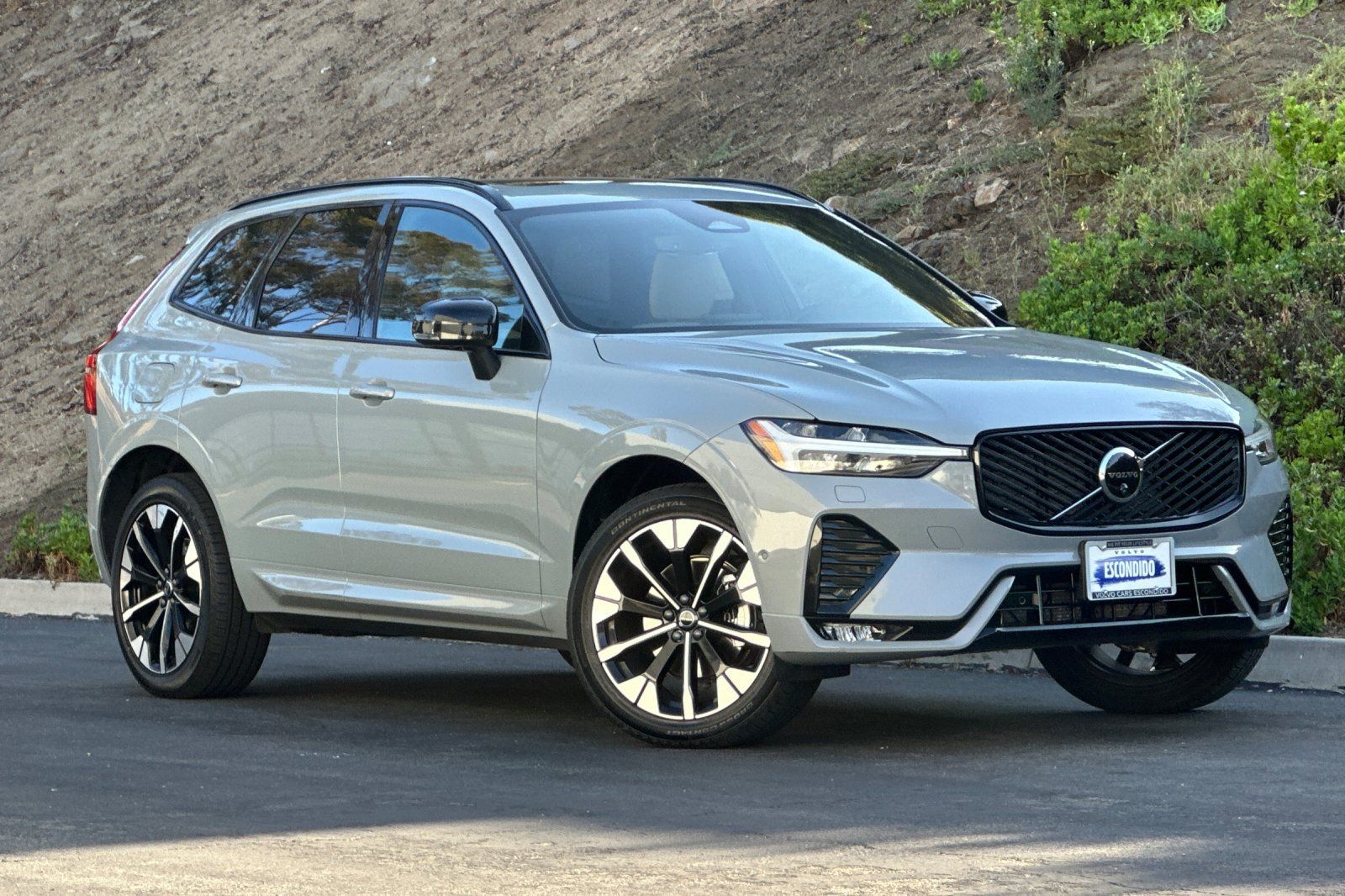 Certified 2026 Volvo XC60 B5 Plus AWD/4WD image 2