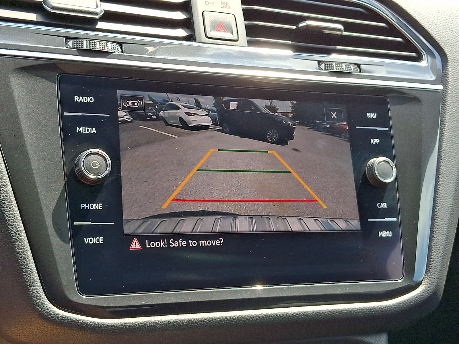 Used 2021 Volkswagen Tiguan SEL AWD/4WD image 17
