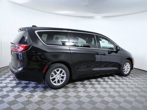 Used 2025 Chrysler Pacifica Select FWD image 8