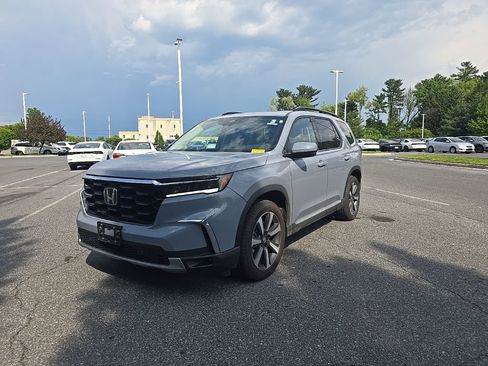 Used 2025 Honda Pilot Touring image 4