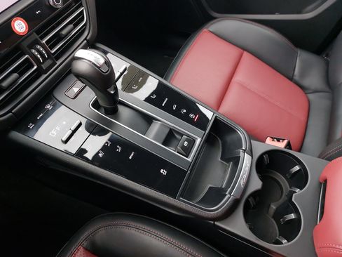 Used 2024 Porsche Macan image 27